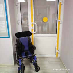 Инвалидное кресло для передвижения в здании МБУ ДО "ЛДШИ"
